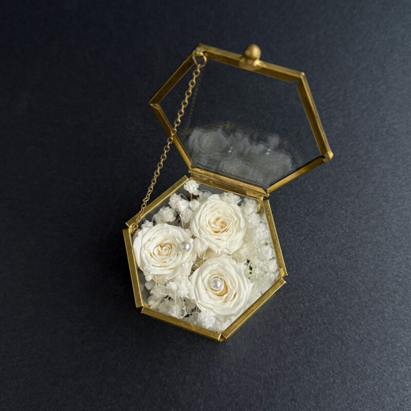 Sõrmustekarp uinuvate lilledega 'WHITE'