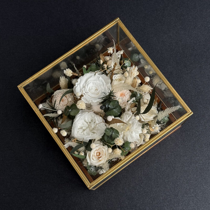 Uinuvad lilled: klaasist lillekarp 'WHITE DARK'